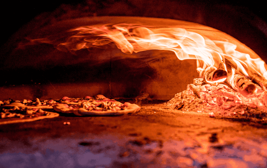 pizza en cuisson dans un four a pizza