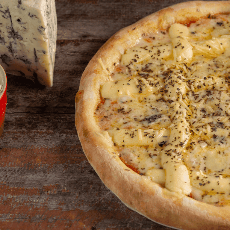photo d'une pizza 4 fromages avec morceau de fromage bleu a coté
