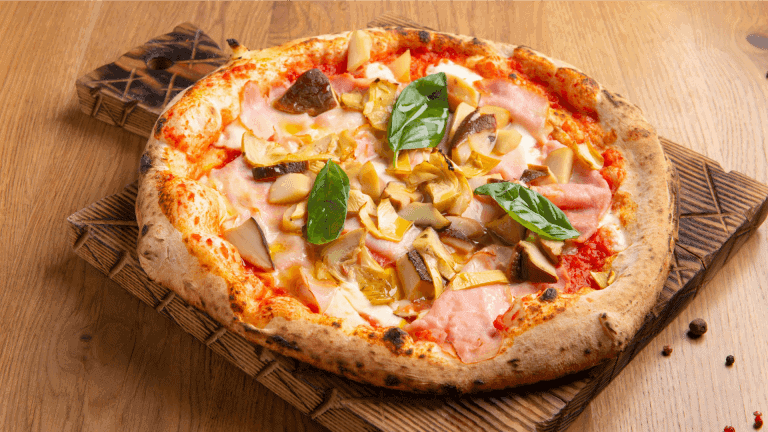 Pizza cuite sortant du four poser sur une plaque en bois
