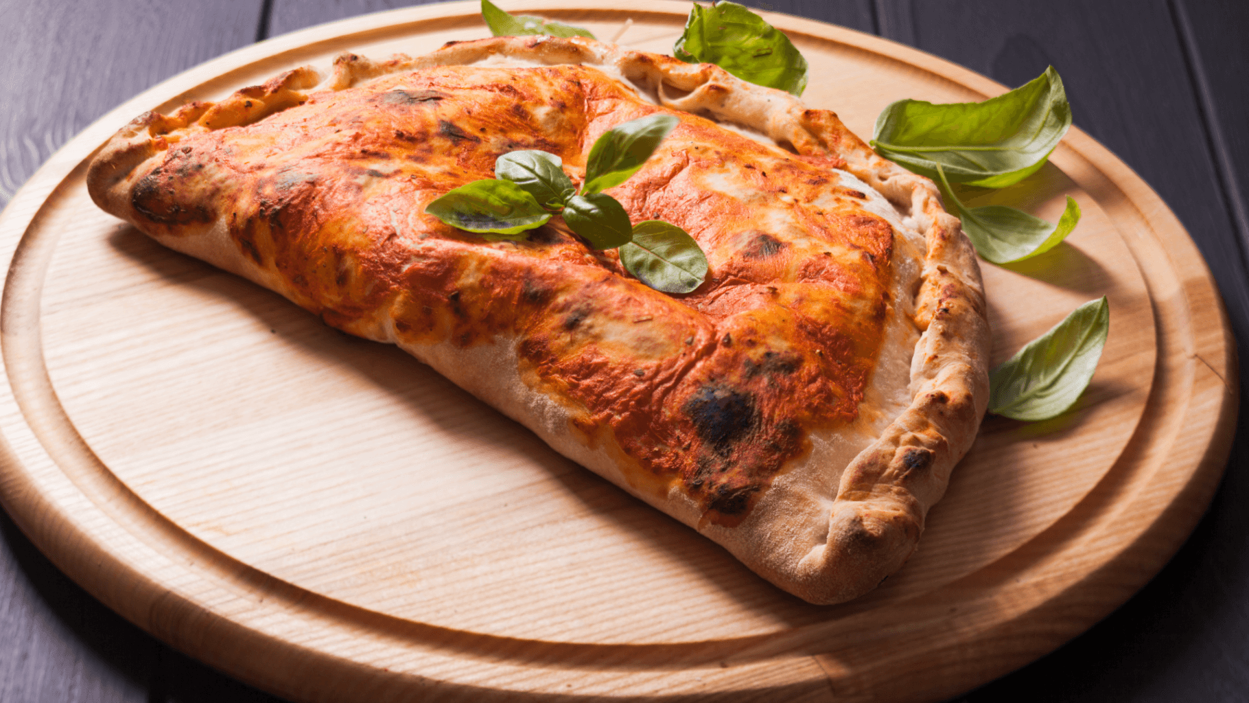 calzone poser sur une planche en bois une variante des différent type.de pizza