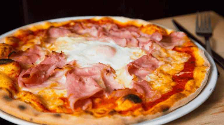Cuire un oeuf sur pizza : astuces pour jaune coulant