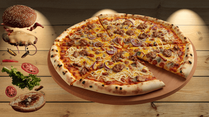 pizza burger deposer sur un plan de travail en bois avec un hamburger en vue ouverte sur le coté