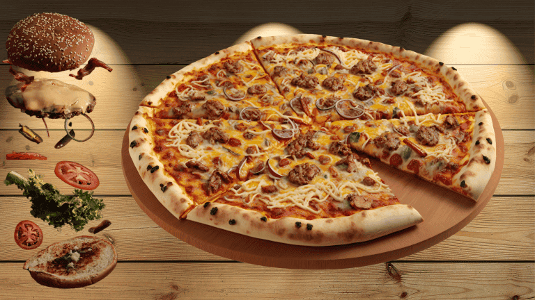 pizza burger deposer sur un plan de travail en bois avec un hamburger en vue ouverte sur le coté