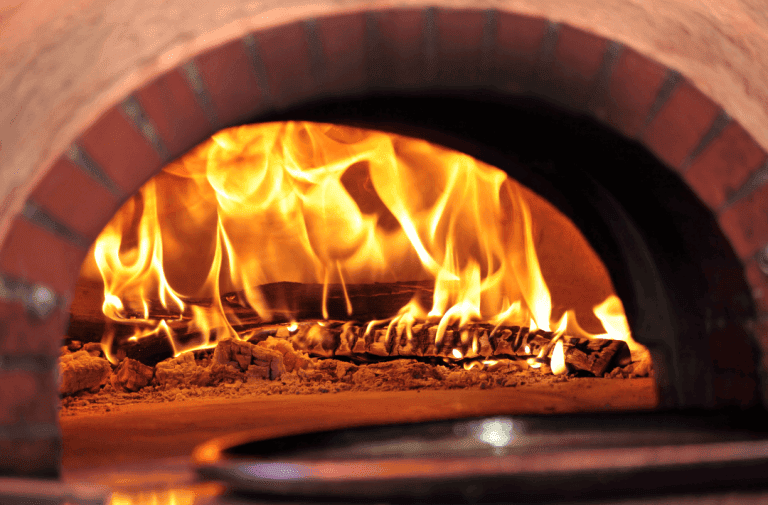 vue intérieur de four a bois et a pellet avec flamme au fond
