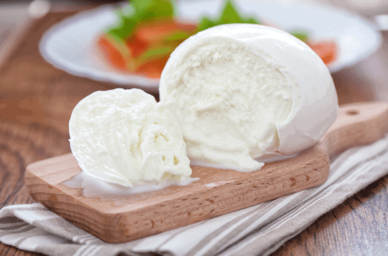 mozzarella poser sur planche de bois