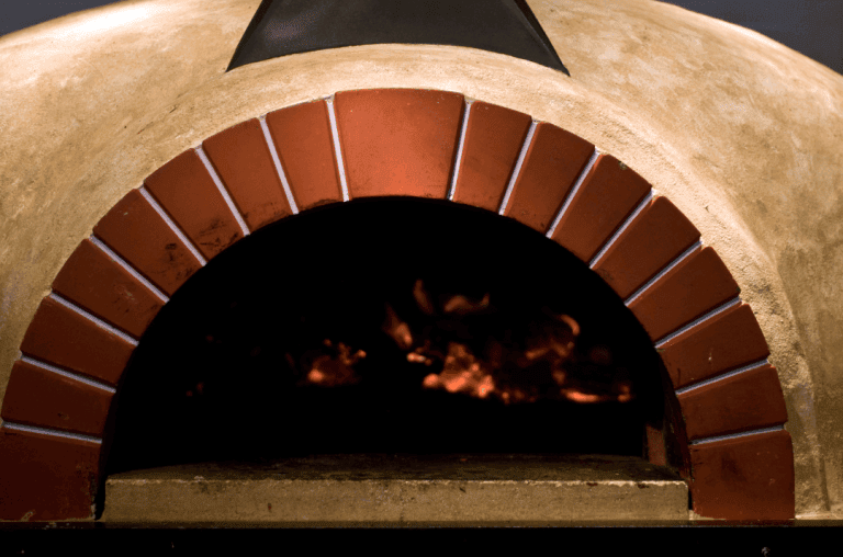 four a pizza en brique avec flamme au fond du foyer