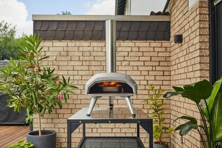 KARU 12 Posé sur une table dans un jardin