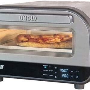 Four à pizza UNOLD Luigi posé sur un plan de travail, fenêtre éclairée et pierre en cordiérite 32×32 cm