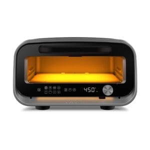 Pizza cuite dans un four à pizza électrique ooni volt 2 vu de face