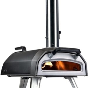 Le four à pizza Karu 2 avec sa cheminée, en fonctionnement avec des flammes visibles à l’intérieur.