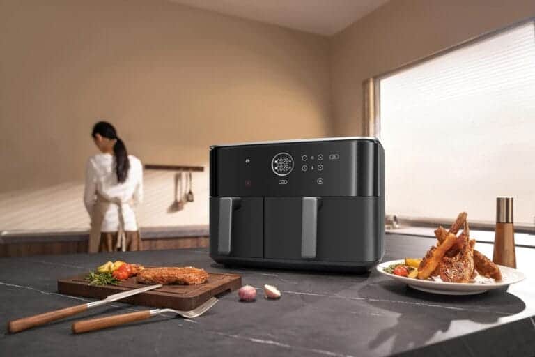 Xiaomi Dual Zone Air Fryer 10 L sur plan de travail, plats croustillants servis.
