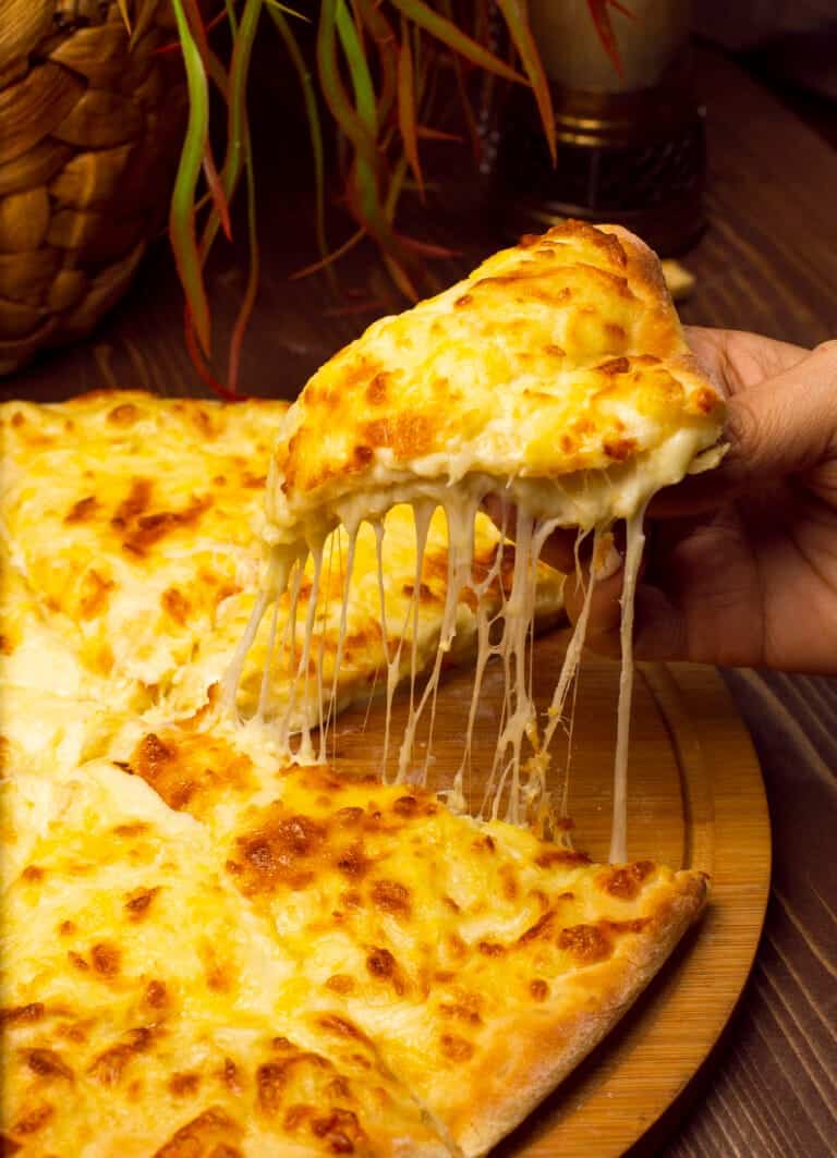 Part de pizza au reblochon fondante et dorée, fromage filant sur pâte croustillante, recette montagnarde gourmand