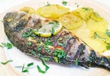 Dorade Royale rôtie au four servie avec tranches de pommes de terre et citron, recette simple et savoureuse de dorade au four Valxor.