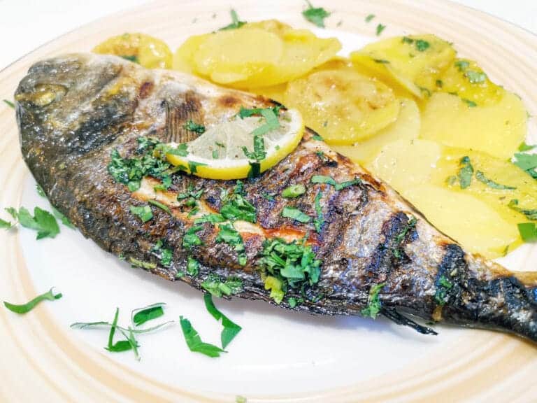 Dorade Royale rôtie au four servie avec tranches de pommes de terre et citron, recette simple et savoureuse de dorade au four Valxor.