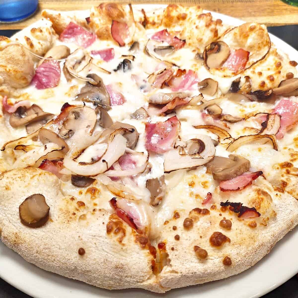 Pizza reine maison moelleuse et croustillante