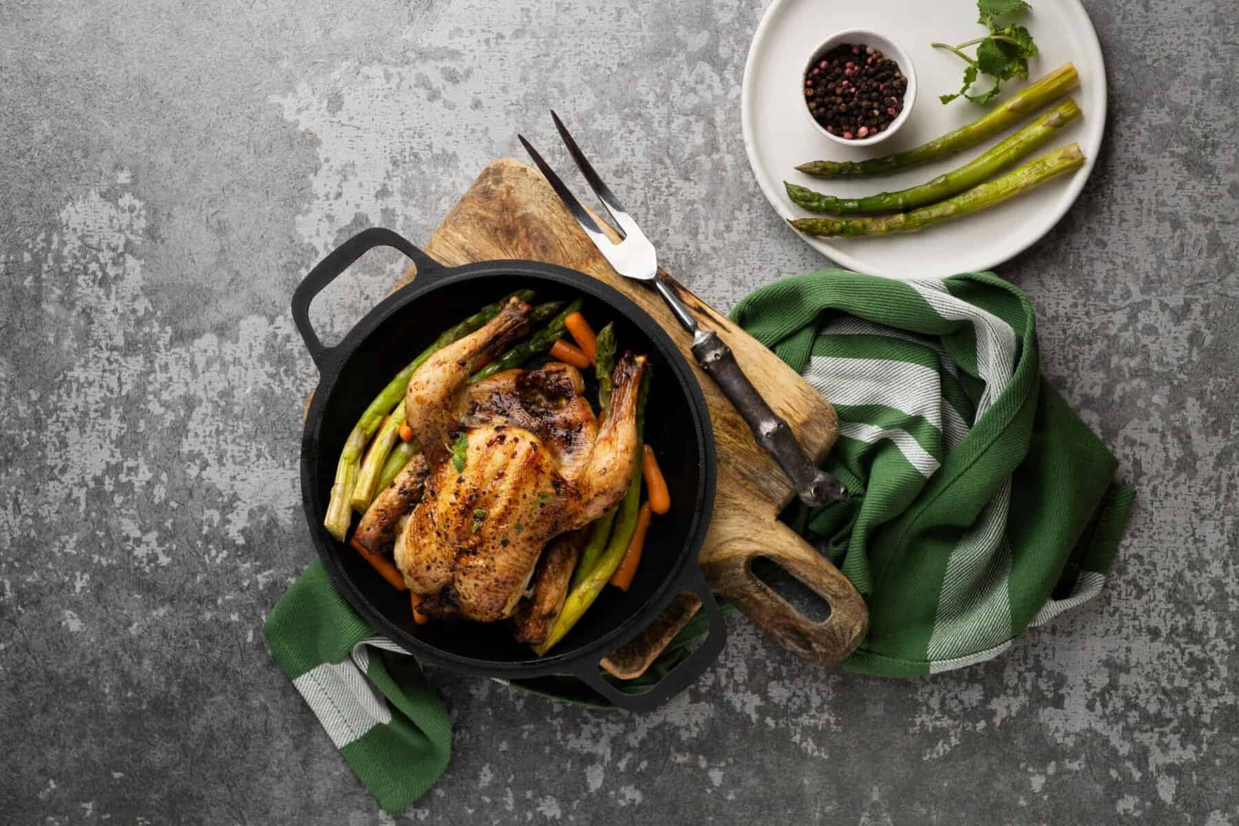 Faisan moelleux en cocotte au vin blanc, raisins et champignons