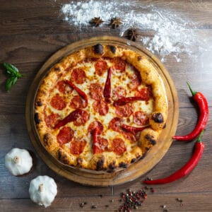pizza orientale épicée avec merguez, piment et fromage gratiné sur pâte fine