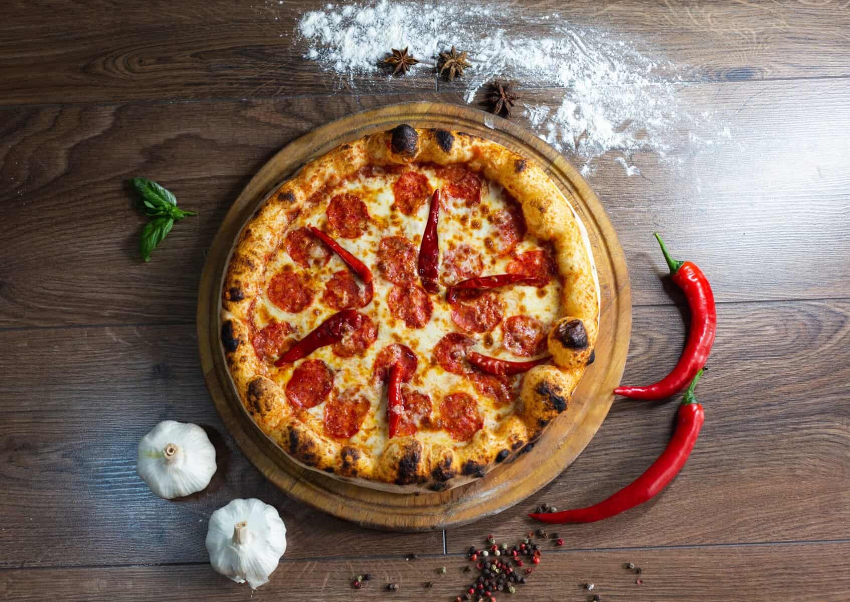 Pizza orientale maison : merguez, poivrons & épices