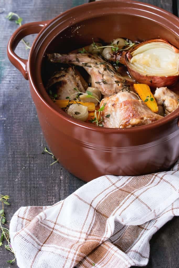 fesan en cocotte brune avec carottes, oignons et thym, cuisson douce inspirée du faisan en cocotte