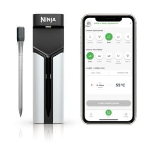 Thermosonde sans fil Ninja ProChef WP100EU avec étui de charge et écran de l’application sur smartphone.