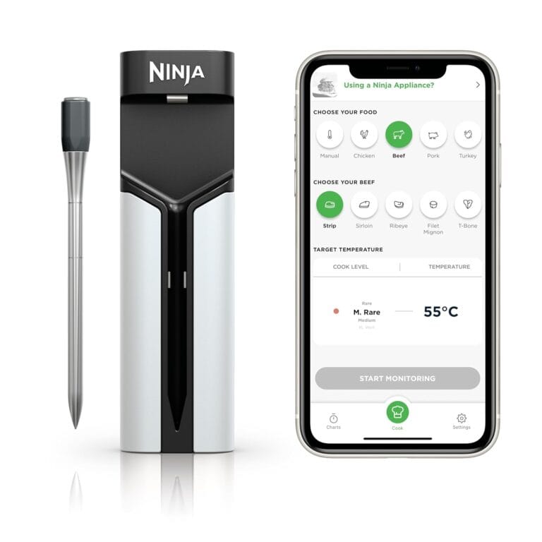 Thermosonde sans fil Ninja ProChef WP100EU avec étui de charge et écran de l’application sur smartphone.