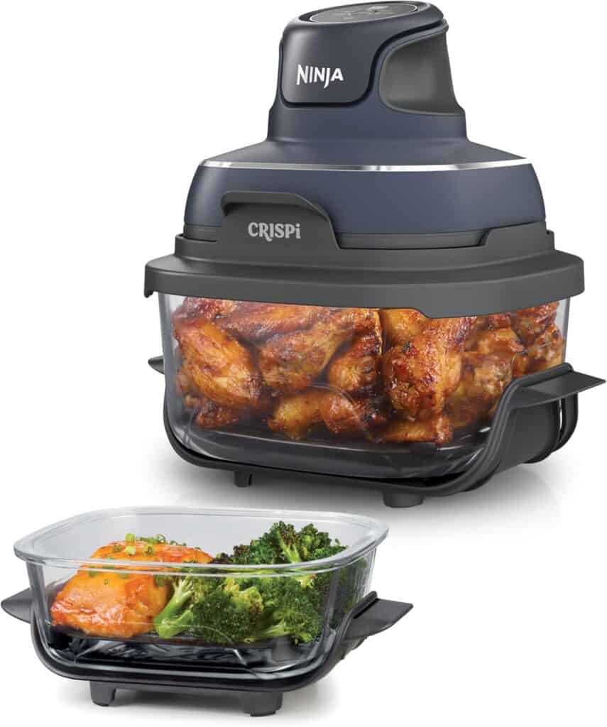 Air fryer verre : avantages, limites et modèles 4 Friteuse sans huile Ninja CRISPi 3,8 L en fonctionnement avec un poulet rôti, cuisson homogène grâce à la technologie air chaud 4-en-1