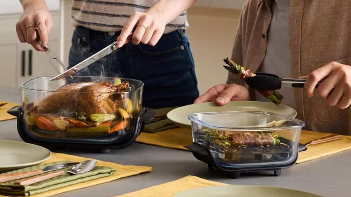 Air fryer verre : avantages, limites et modèles 5 air fryer verre Ninja CRISPi posé sur une table avec support anti-chaleur intégré, idéal pour servir directement après cuisson