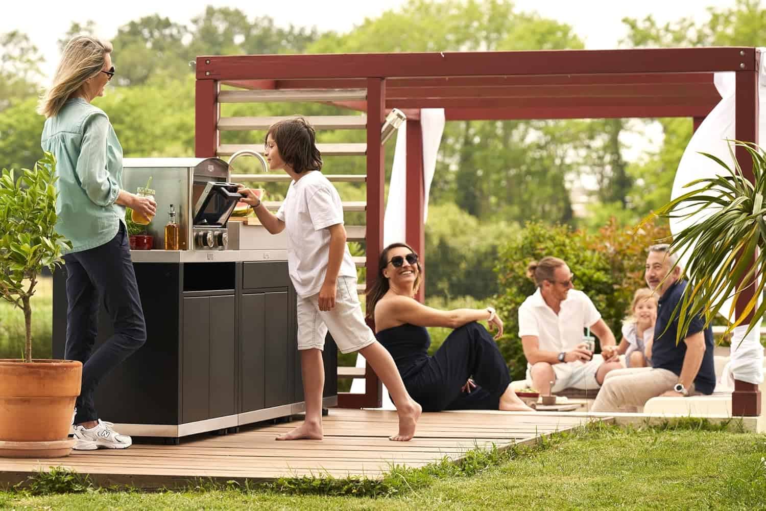 Four à pizza Le Marquier Signature 450 intégré dans un espace de jardin convivial, idéal pour les repas en plein air en famille.