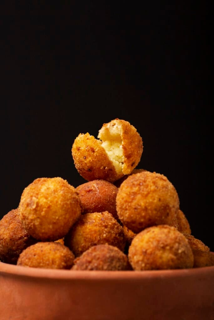 Bol d’arancini croustillants avec un cœur moelleux visible