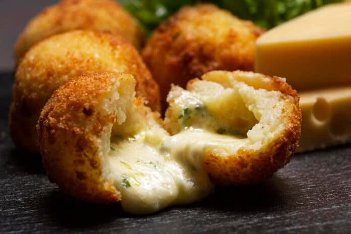 Arancini croustillants ouverts avec cœur de mozzarella fondante