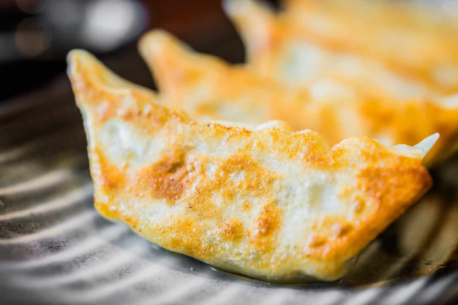 Chausson farci doré avec cuisson croustillante sur assiette sombre