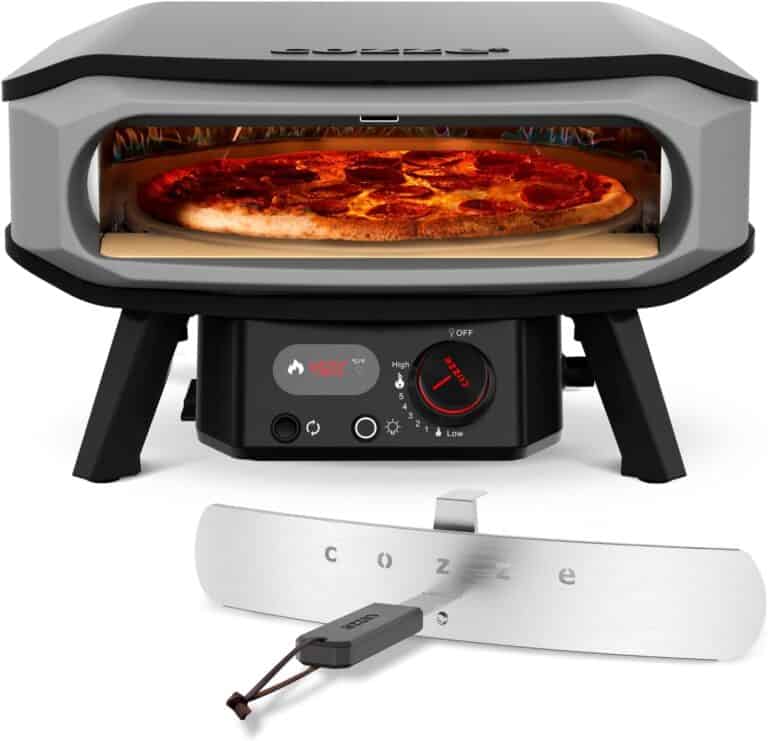 Pizza pepperoni cuisant sur une pierre réfractaire dans un four à pizza Cozze 17 Rotate extérieur haute température.