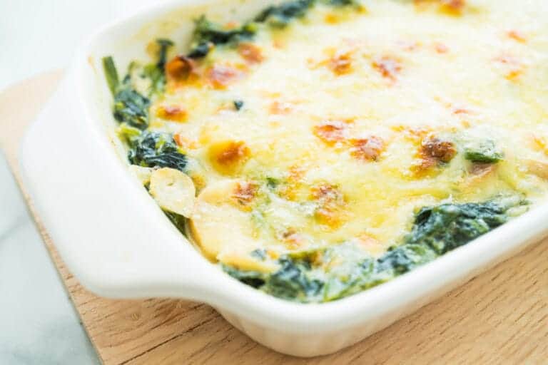 Plat de lasagne ricotta épinard au four, gratin doré et épinards visibles sur les bords