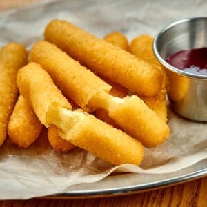 Mozzarella sticks Air Fryer : croustillants à l’extérieur, fondants à l’intérieur 6 Mozzarella sticks Air Fryer dorés et croustillants avec fromage fondant à cœur
