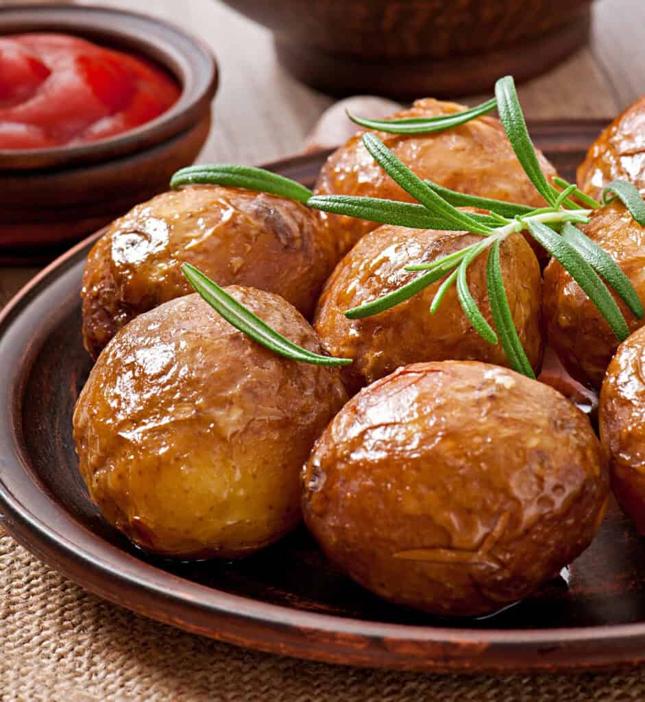 Pommes de terre entières Air Fryer dorées et croustillantes, assaisonnées au romarin