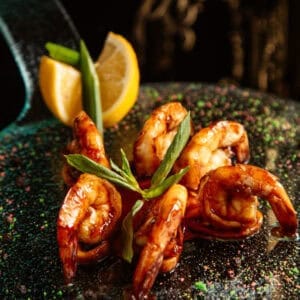 Crevettes Air Fryer dorées et juteuses servies avec des quartiers de citron, cuisson maîtrisée et surface légèrement croustillante