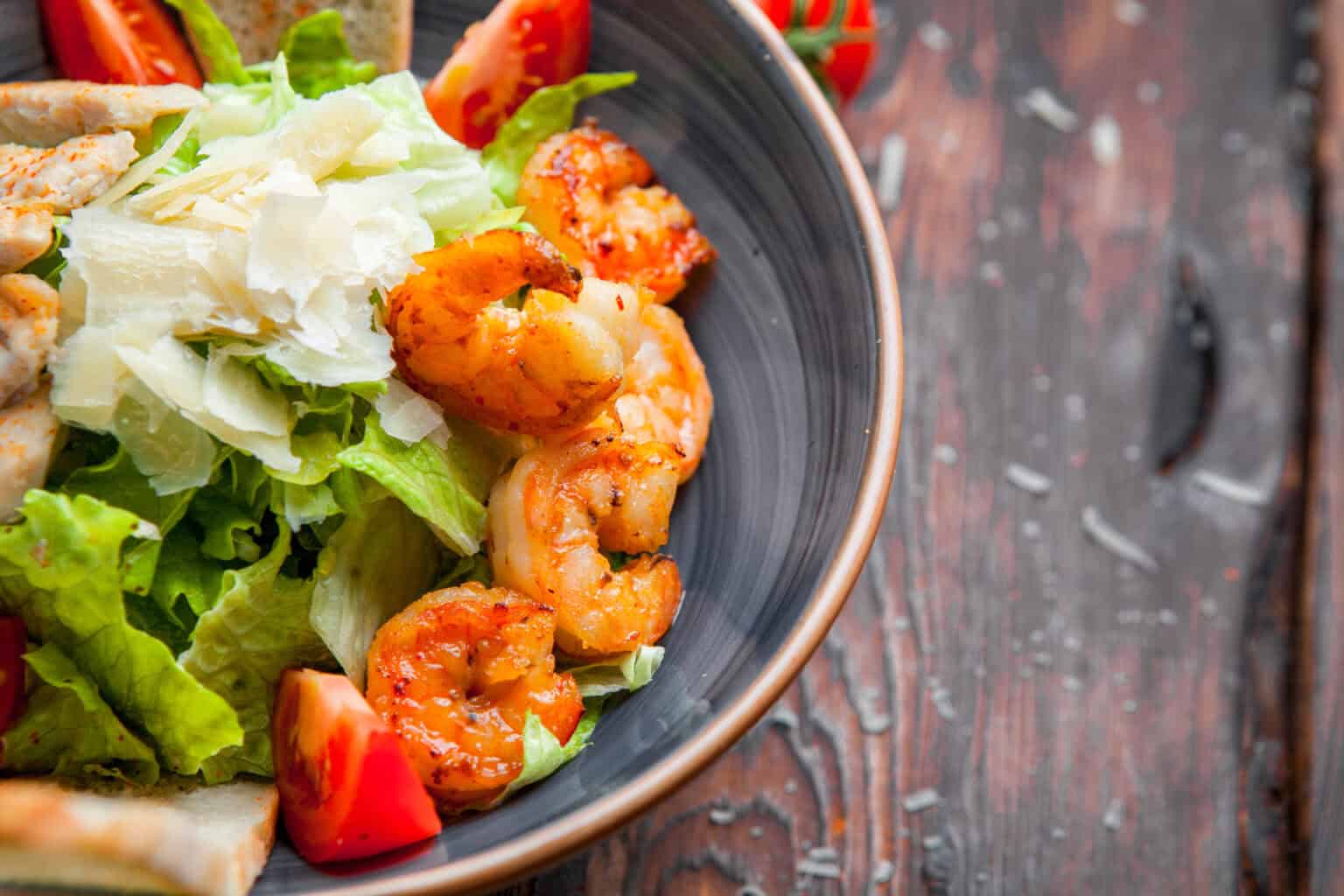 Crevettes Air Fryer ajoutées à une assiette garnie, texture ferme et juteuse après cuisson rapide à la friteuse à air