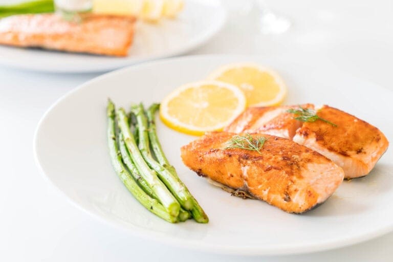 Pavé de saumon air fryer doré à l’extérieur et juteux à l’intérieur