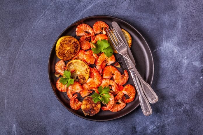 Crevettes à l’ail et au citron cuites à l’Air Fryer, bien colorées à l’extérieur et tendres à cœur