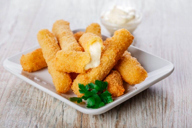 Mozzarella sticks Air Fryer maison croustillants présentés à l’apéritif