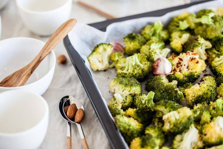 Brocoli croustillant air fryer doré avec ail et assaisonnement