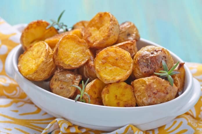 Pommes de terre rôties Air Fryer dorées, fondantes à cœur et croustillantes