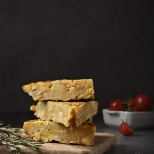 Panisse provençale croustillante sans friture, empilée sur une planche avec herbes aromatiques