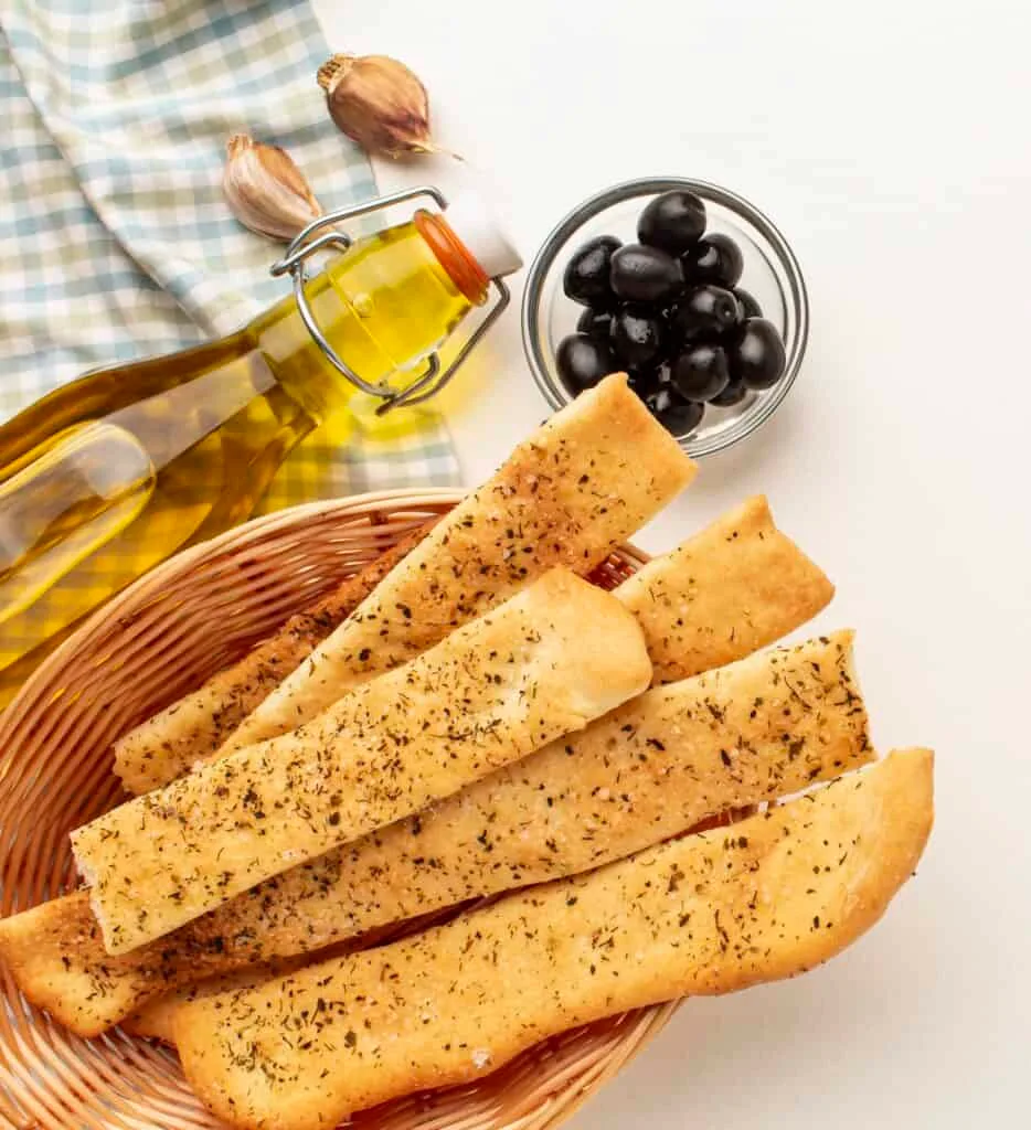 Frites de panisse au air fryer assaisonnées aux herbes, servies avec huile d’olive et olives noires
