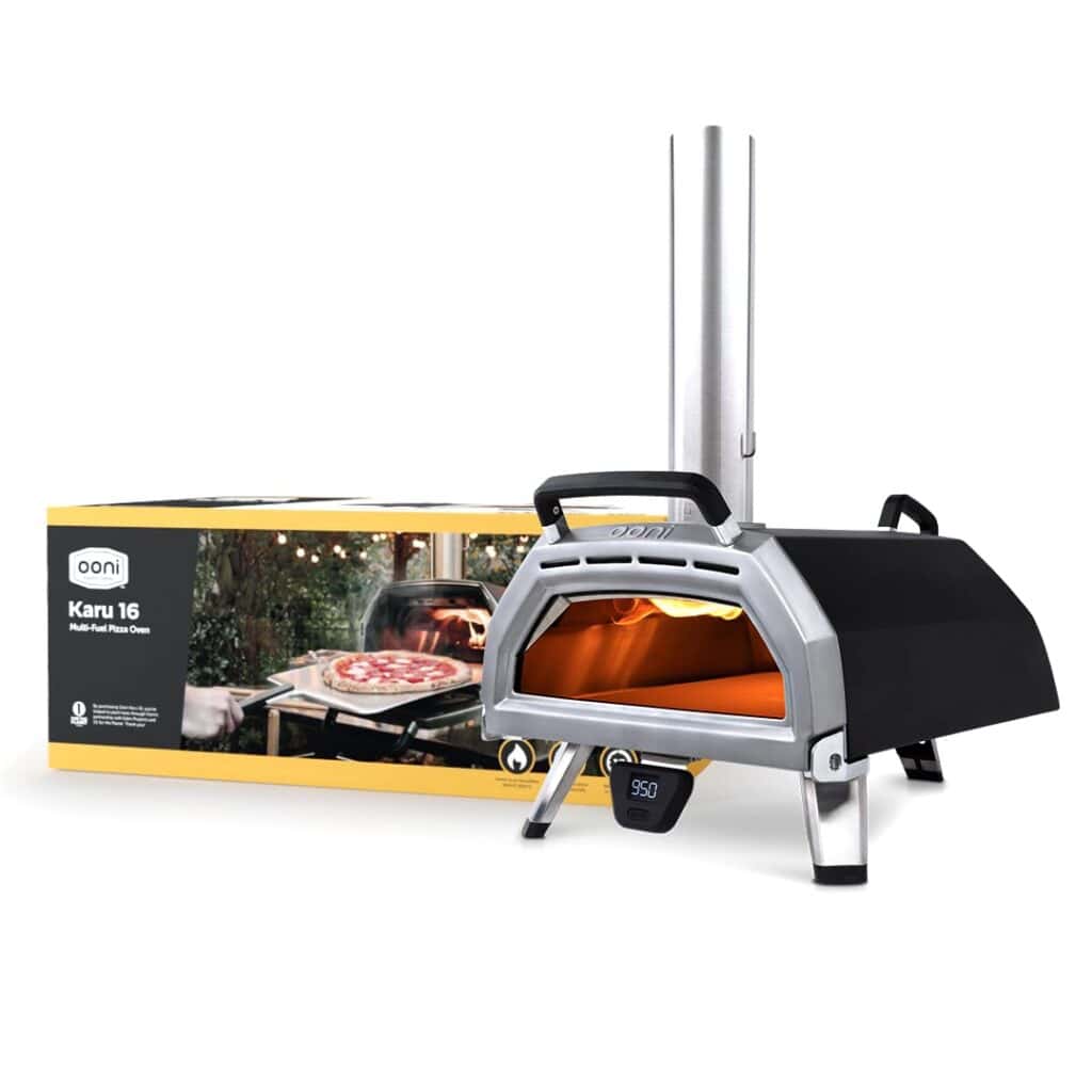 Four à pizza Ooni Karu 16 présenté avec son emballage, vue de trois-quarts sur fond blanc