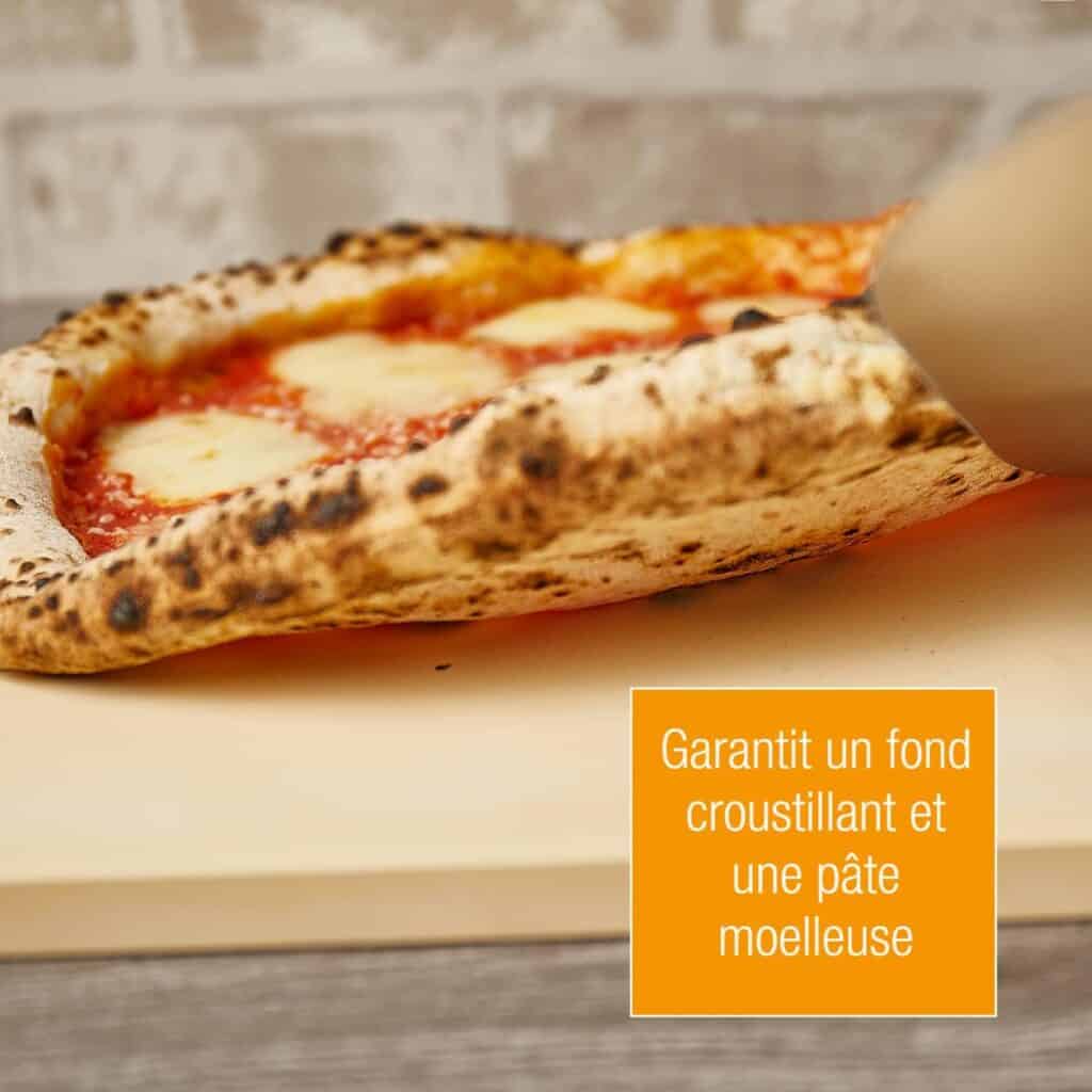 Pizza cuisant sur une Pierre biscotto cordierite , permettant un fond croustillant tout en conservant une pâte moelleuse grâce à une restitution progressive de la chaleur