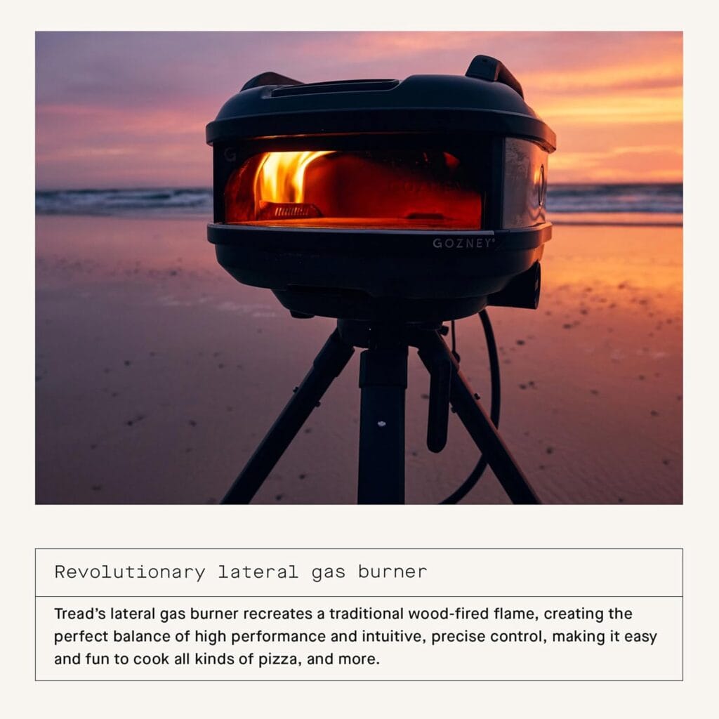 Four à pizza portable Gozney Tread utilisé sur une plage au coucher du soleil avec flamme visible