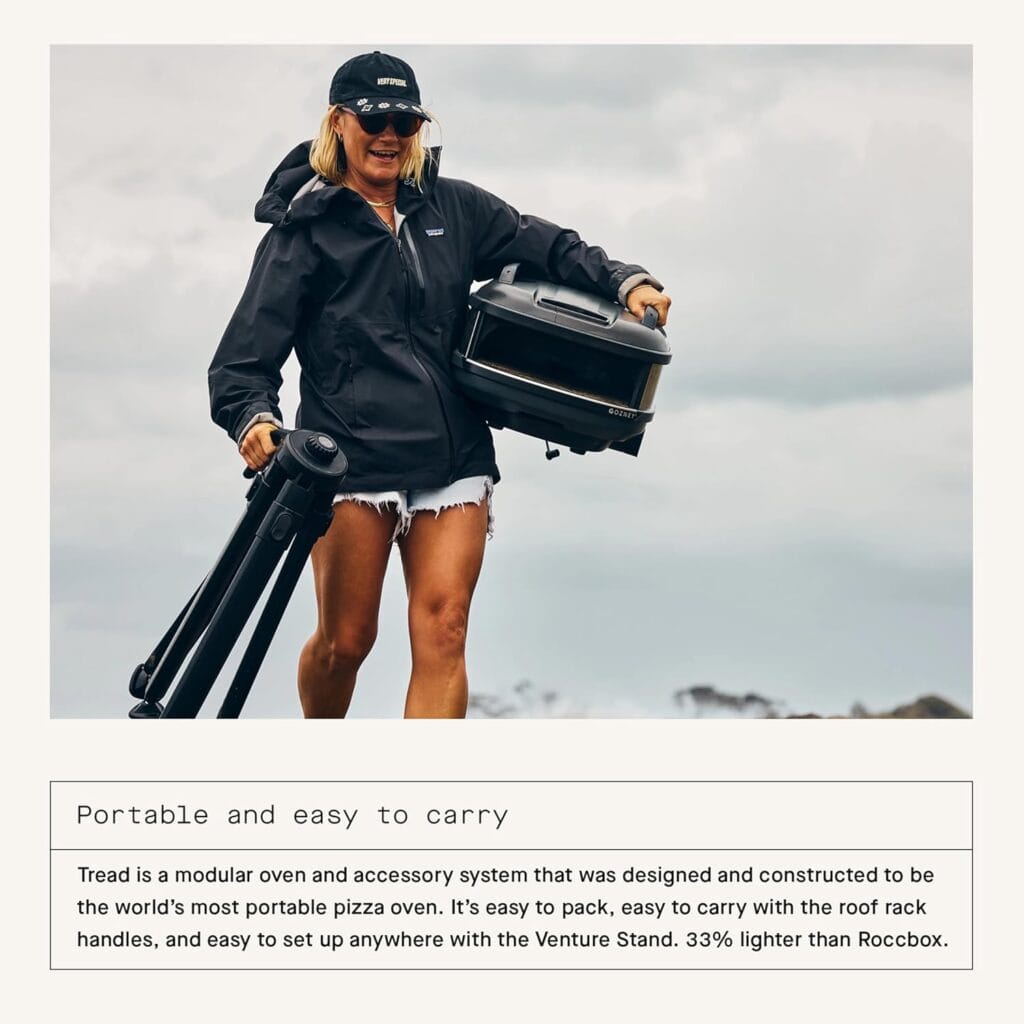 Personne transportant un four à pizza Gozney Tread avec support pliable en extérieur