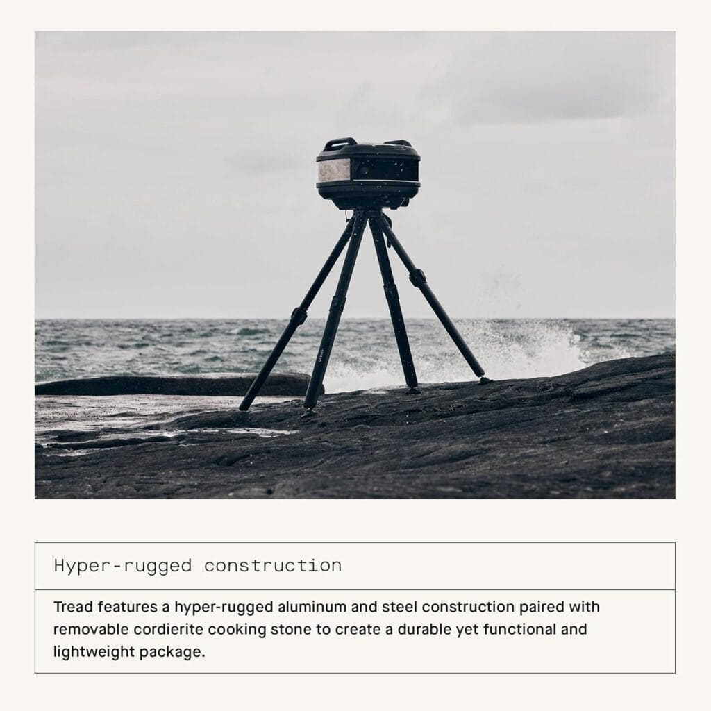 Four à pizza Gozney Tread installé sur un trépied sur des rochers face à l’océan