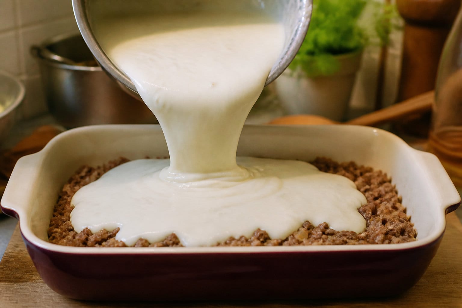 Recette moussaka Laurent Mariotte : le secret du gratin 🥘 3 Montage et sauce béchamel : la signature onctueuse de Laurent Mariotte 🥄